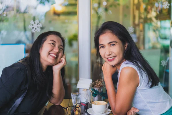 Dos Asiático Mujer Disfrutar Hablando Bebiendo Café Café —  Fotos de Stock