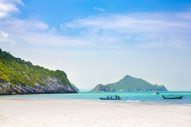 Deniz plaj ve dağ güzel mavi gökyüzü ile