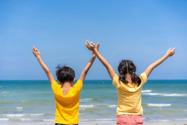 Crianças Asiáticas Relaxando Praia Com Céu Azul Belo Fundo Mar — Fotografia de Stock