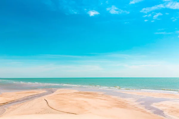 Морской Пляж Прекрасным Голубым Небом Летом — стоковое фото