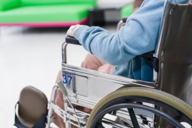 Tekerlekli sandalye bekleyen Doktor hastanede hasta yaşlı kadın