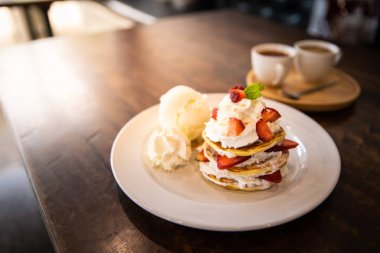 Gözleme çilek ile kamçı krema ve dondurma ahşap tablo