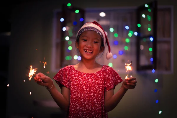 Kleines Mädchen Mit Weihnachtsmannmütze Genießen Sie Heiligabend Oder Silvesterparty Mit — Stockfoto