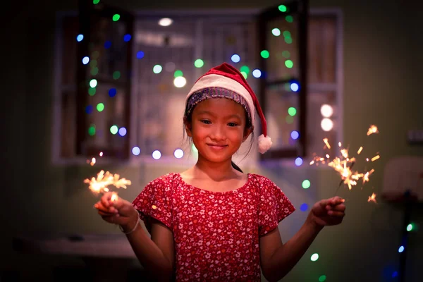 Liten Flicka Med Santa Clause Hatt Njuta Fira Julafton Eller — Stockfoto