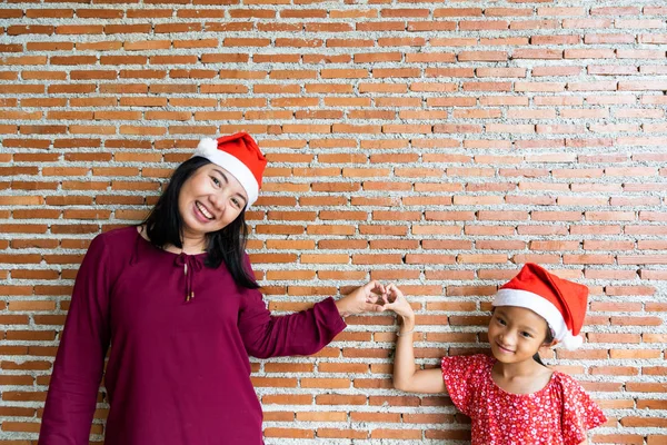 Mutter Und Tochter Tragen Weihnachtsmann Hut Mit Leerem Backsteinhintergrund — Stockfoto