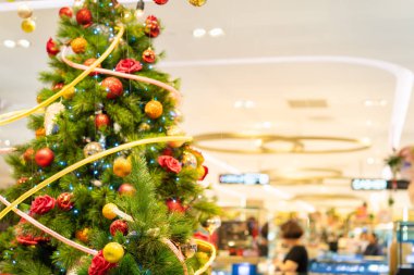 Alışveriş merkezinde yıldız ile Noel ağacı