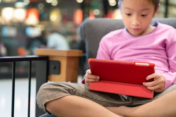 Pieni Tyttö Käyttää Tietokoneen Tabletti Sohvalla — kuvapankkivalokuva