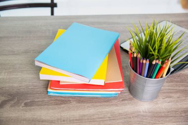 Okulda masadaki kitaplar ve bilgisayar