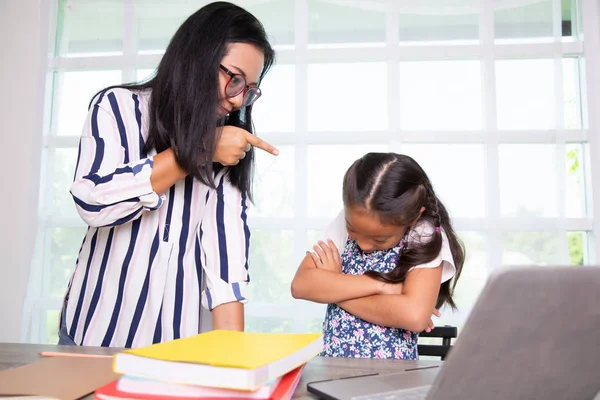 Leraar scolding en jong student meisje in de klas — Stockfoto