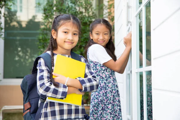 Söt student tjej glad att gå i skolan, tillbaka till skolan Concept — Stockfoto