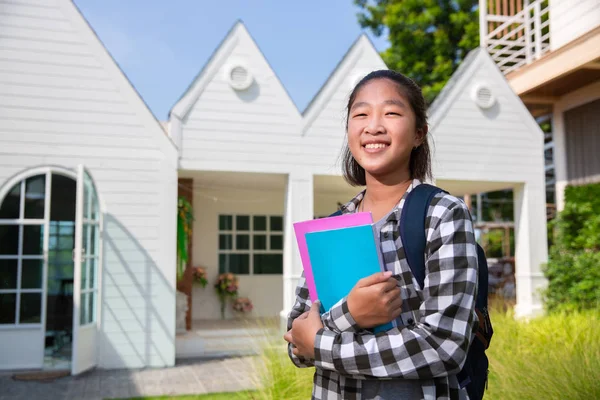 Asiatisk tonårs flicka glad att gå på College — Stockfoto