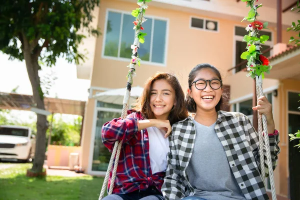 Tonårsflickor njuter av att spela Swing tillsammans — Stockfoto