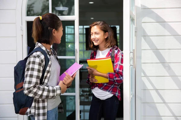 Twee tiener Azië en Europese student vrienden meisjes gelukkig gaan — Stockfoto