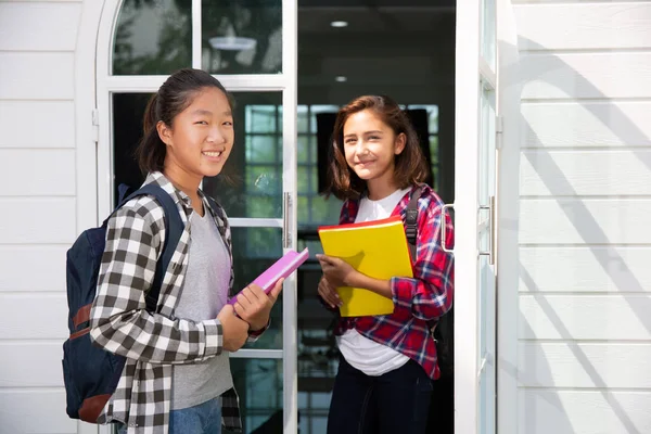 Två tonårs Asien och Europeiska student vänner flickor Happy Going — Stockfoto