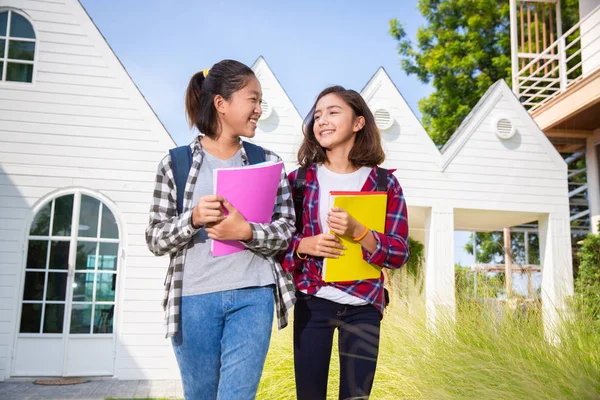 Två tonårs Asien och Europeiska student vänner flickor Happy Going — Stockfoto