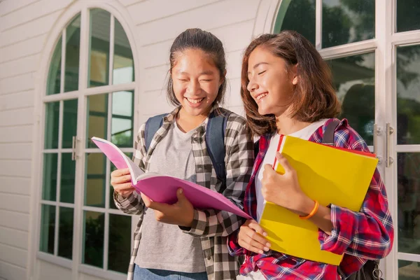 Twee tiener Azië en Europese student vrienden meisjes gelukkig gaan — Stockfoto