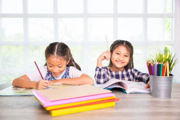 Twee Aziatische Student Meisjes Genieten Van Schrijven Leren Boek Thuis — Stockfoto