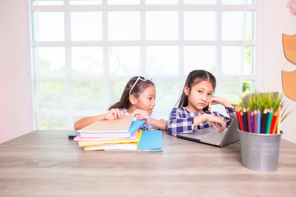 Weinig Aziatisch meisje voelt saai om computer te leren — Stockfoto