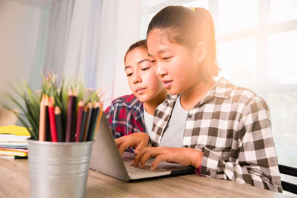 Tiener studenten meisjes genieten van studeren met computer notebook — Stockfoto