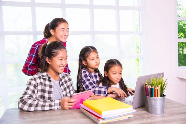 Student Girls genieten van studeren en leren van computer notebook — Stockfoto