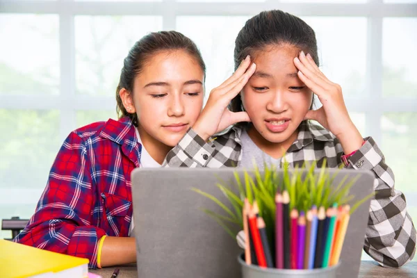 Concept van emotionele, twee Youngster op zoek computerscherm en — Stockfoto