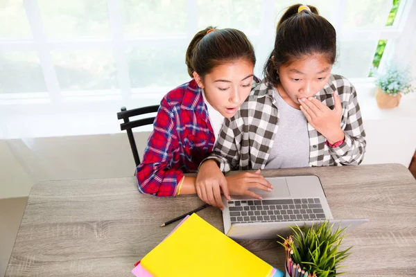 Concept van emotionele, twee Youngster op zoek computerscherm en — Stockfoto