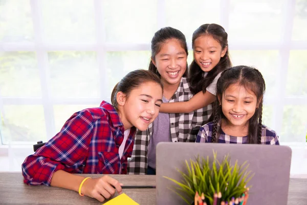 Student Girls genieten van studeren en leren van computer notebook — Stockfoto