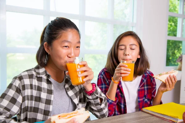 Adolescentes gostam de tomar café da manhã antes de ir para a escola, Back t — Fotografia de Stock