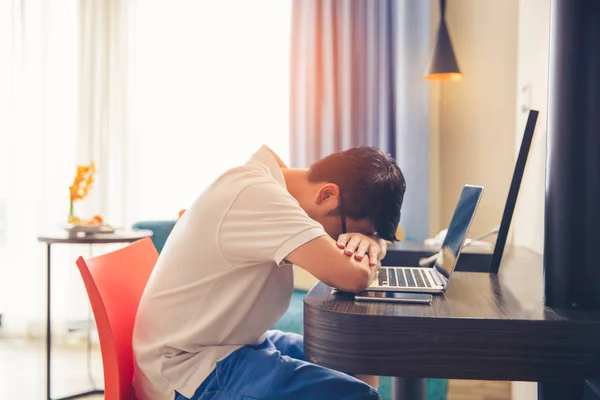 Casual man zitten computer gevoel druk of moe — Stockfoto