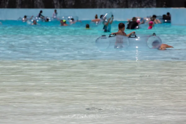 Divertimento turistico e godere di nuoto in piscina al parco acquatico in estate t — Foto Stock