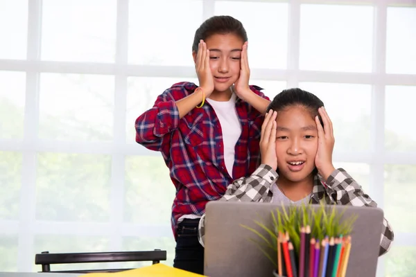 Concept van emotionele, twee Youngster op zoek computerscherm en — Stockfoto