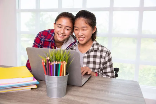 Tiener studenten meisjes genieten van studeren met computer PC — Stockfoto