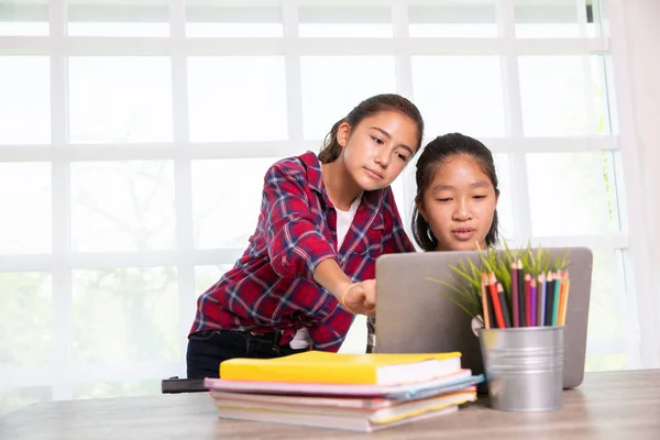 Tiener studenten meisjes genieten van studeren met computer PC — Stockfoto