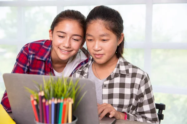 Tiener studenten meisjes genieten van kijken en studeren met Compute — Stockfoto