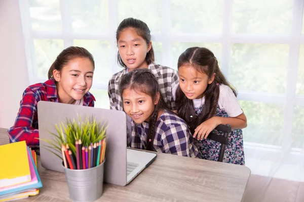 Jonge KIS meisjes vriend nieuwsgierig zoeken en kijken naar computer niet — Stockfoto