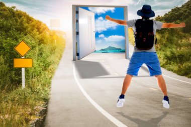 Deniz cennetine açılan kapıyla yola atlayan turistler alışılmadık tatil plajı konsepti.