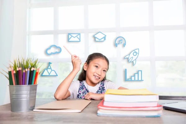 Kid Meisje Met Potlood Glimlachen Met Leerboeken Tafel Met Pictogrammen — Stockfoto