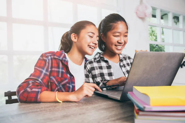Aziatische Meisjes Vriend Glimlachen Studeren Online Vanaf Computer Laptop Learning — Stockfoto
