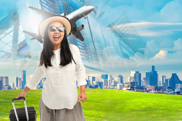 Szczęśliwa Turystka Okularach Słonecznych Uśmiechnięta Cieszyć Się Podróżą Samolotem Wyżywieniem — Zdjęcie stockowe