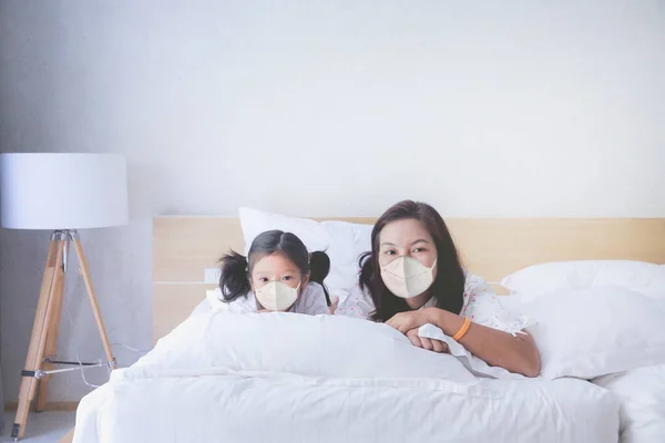 Asiática Mãe Criança Com Máscara Cirúrgica Cama Quarto Cama Branca — Fotografia de Stock