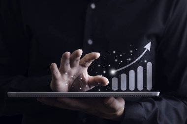 İşadamı grafik grafiğinde başarılı oldu dijital tabletten, akıllı dijital teknoloji kavramından