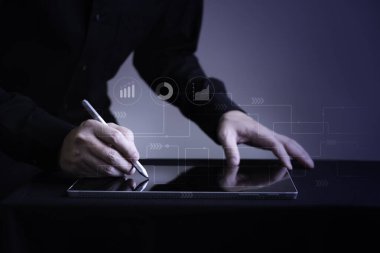 Fotokopi alanı, akıllı dijital iş dünyası ve ekommerce kavramı ile pazarlama simgesi grafikli dijital tablet üzerine yakın plan işadamı el yazısı
