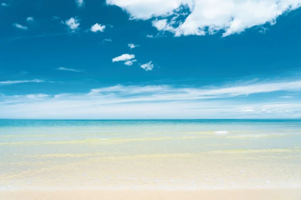 Тропическое Бирюзовое Море Белым Песком Голубым Небом Летний Солнечный День — стоковое фото
