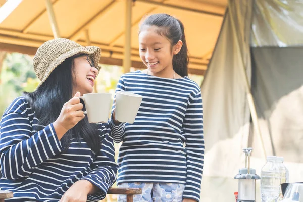 アジアのお母さんと娘の笑顔は 夏のキャンプ旅行で食べ物や飲み物を一緒に楽しむ 夏の家族旅行屋外コンセプト — ストック写真