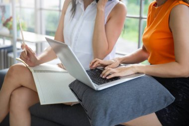 İki kadının evde bilgisayar bilgisayarıyla çalışması ev konseptinden kadın işi.