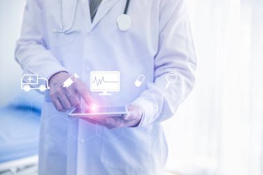 Dijital tablet üzerinde çalışan doktor çevrimiçi danışmanlık hizmeti, Telemedikal tedavi çevrimiçi hizmet kavramı