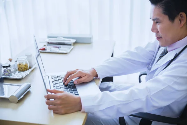 Lekarz Pracujący Lub Poszukujący Online Laptopie Komputerowym Gabinecie Kliniki Hosiptal — Zdjęcie stockowe