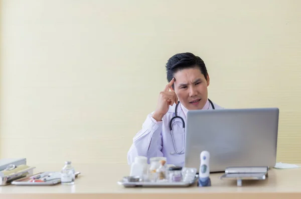 Stres Ból Głowy Mężczyzna Azji Lekarz Pracuje Gabinecie Kliniki Szpitalu — Zdjęcie stockowe