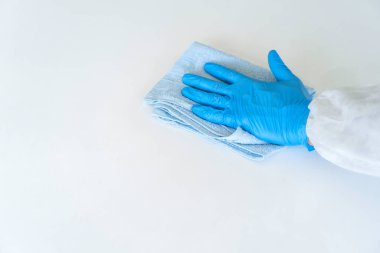 Virüs korumalı süitte kapalı el temizleme ve temizleme kovid19 enfekte bölge, virüs dezenfeksiyon konsepti