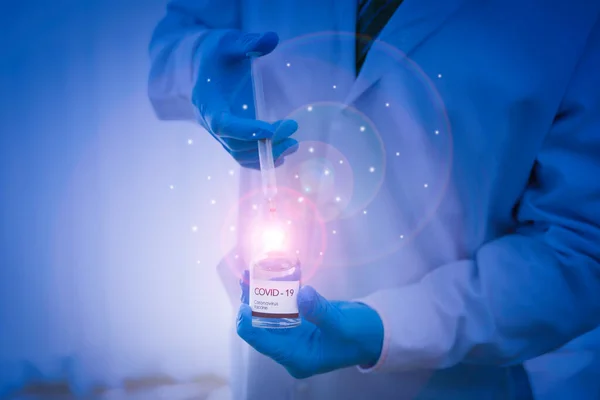Primer Plano Científico Médico Mano Usando Jeringa Inyectar Vacuna Biberón — Foto de Stock